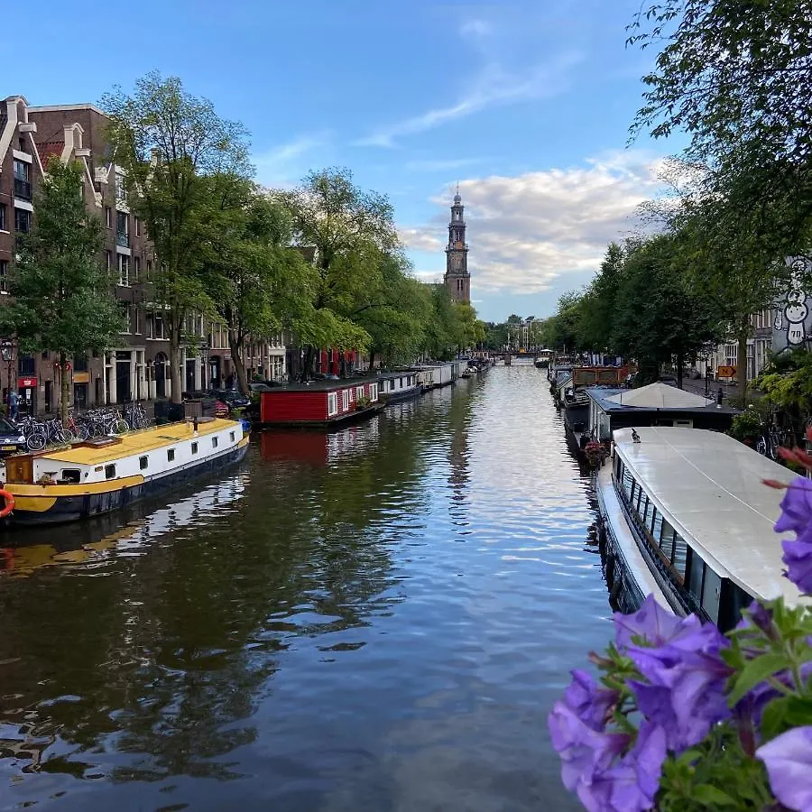 Bed and Breakfast Houseboat Bonnie Amsterdam Bed & Breakfast